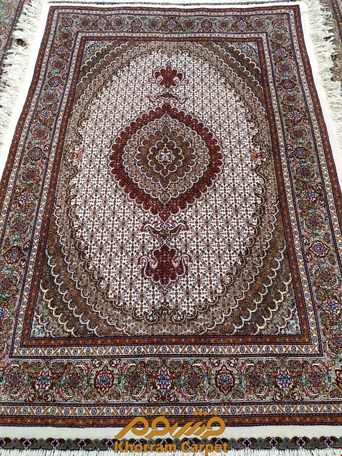 فرش دستباف ماهی خوی قالیچه 3 متری کرم پرویزیان کد 247