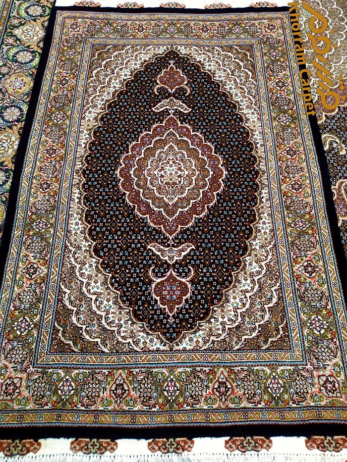 فرش دستباف ماهی خوی ذرع و نیم 1.5 متری سرمه ای پرویزیان کد 249