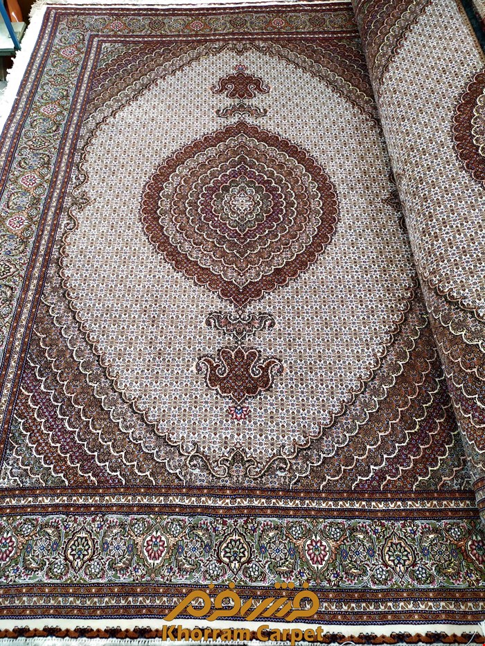 فرش دستباف ماهی خوی جفت 9 متری کرم پرویزیان کد 260