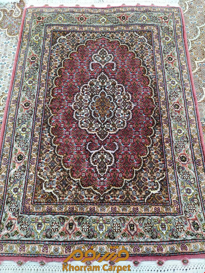 فرش دستباف ماهی خوی پادری 0.5 متری 50 رج پیازی پرویزیان کد 266